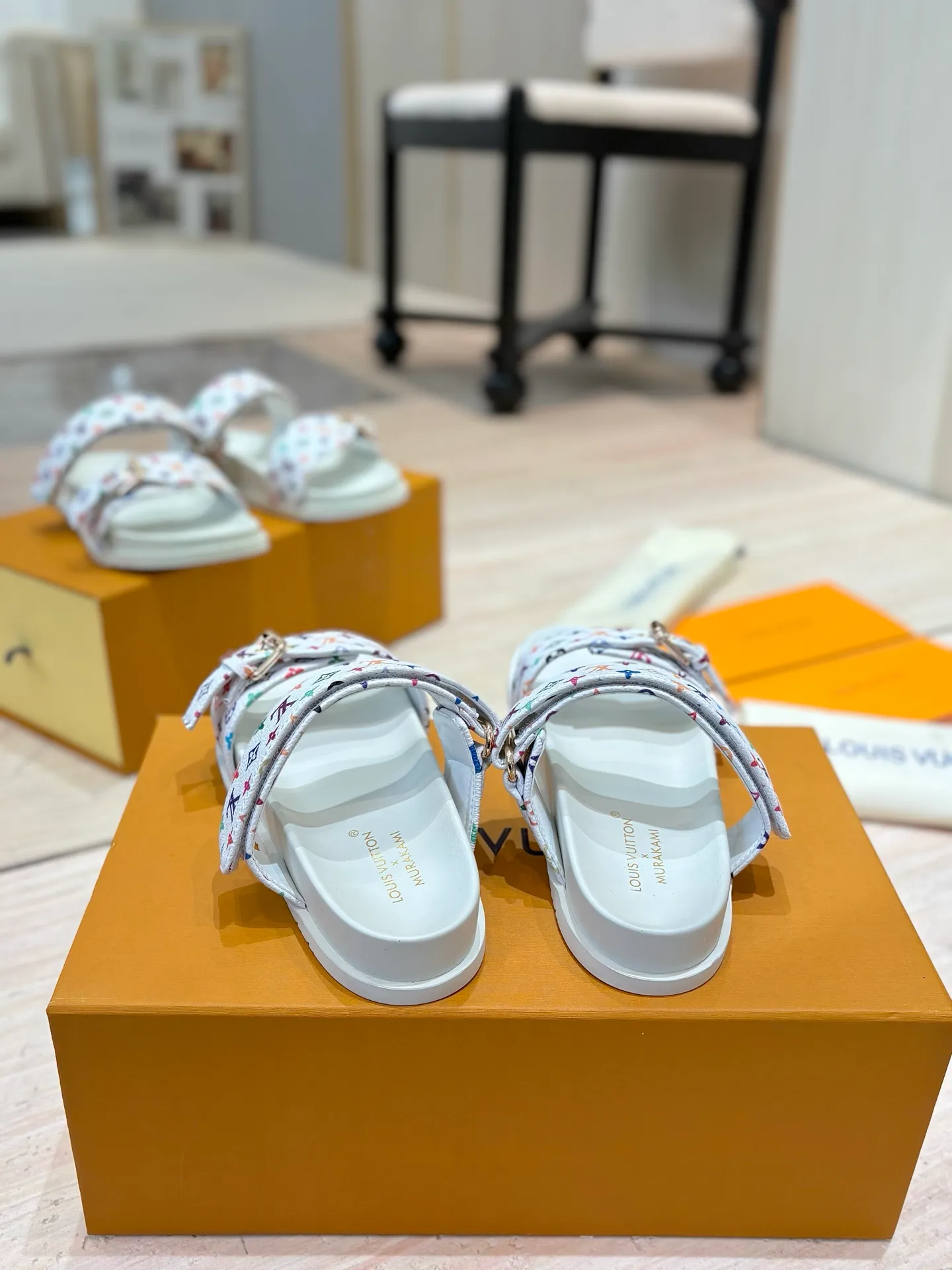 👟👟Ex-factory price 400👟👟 LV 2025 spring and summer new products 🥰 Popular LV donkey brand counters Embossed logo embossed sandals This Pool Pillow Comfort flat sandals are made of technical fabrics and use high-frequency embossing technology to reinterpret the Monogram pattern. Soft padded upper with adjustable Velcro, comfortable and tough insole adds harmonious colors 👍New hard goods, purchasing agent level! Full of high-end feel! A popular model among bloggers at home and abroad, it’s retro and fashionable and looks amazing on your feet! The official website's main recommendation 👍👍 ✅ Upper: waterproof special original fabric ✅ Inner lining: imported mixed sheepskin ✅ Outsole: original molded foam outsole ✅ Number of sizes: women's size 35-45 (women's size 41 men's 38.45, custom-made, non-refundable) ✅ Packaging: full set of drawer boxes ​